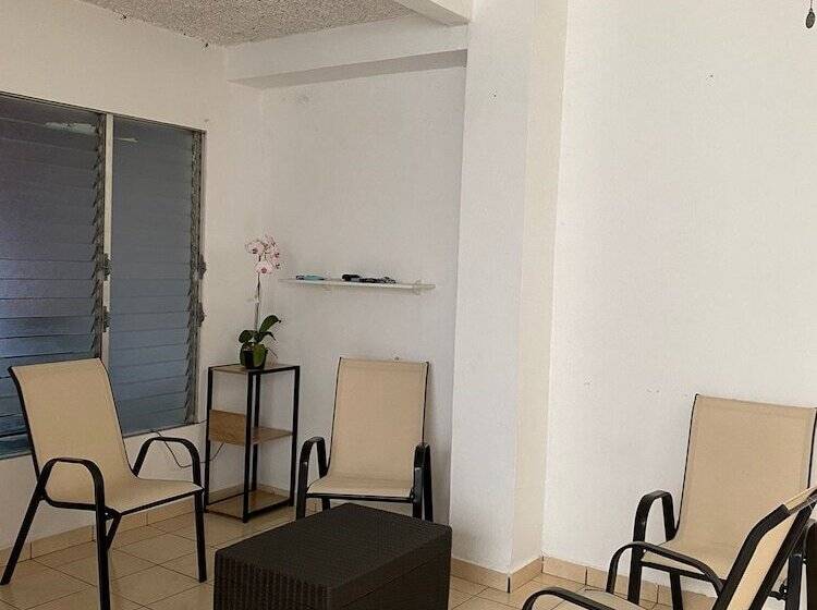 پانسیون Hostal Los Heroes