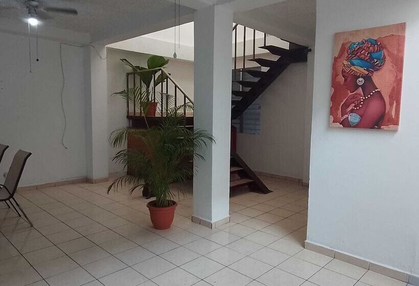 پانسیون Hostal Los Heroes