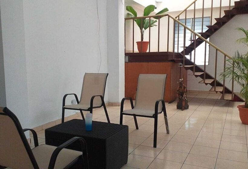 پانسیون Hostal Los Heroes