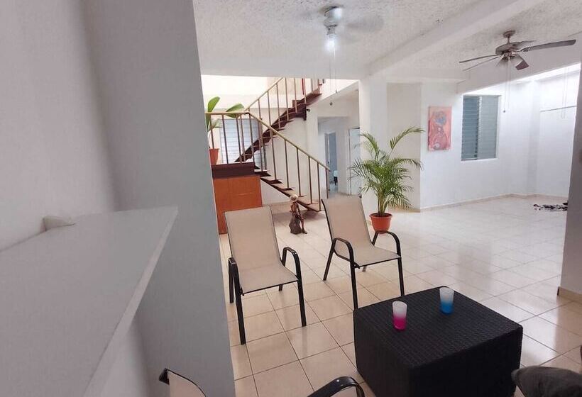 پانسیون Hostal Los Heroes