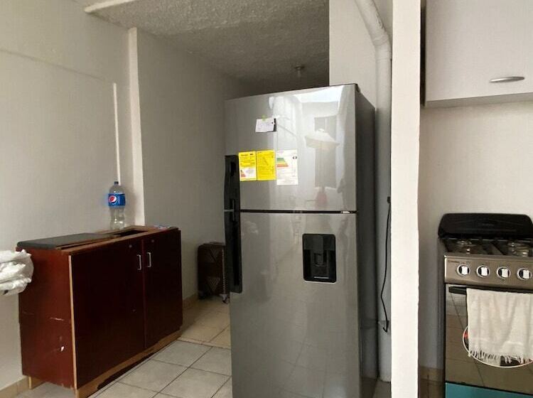 پانسیون Hostal Los Heroes