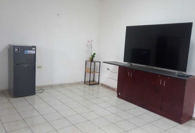 پانسیون Hostal Los Heroes