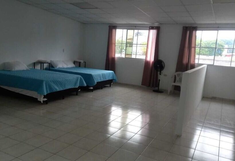 پانسیون Hostal Los Heroes