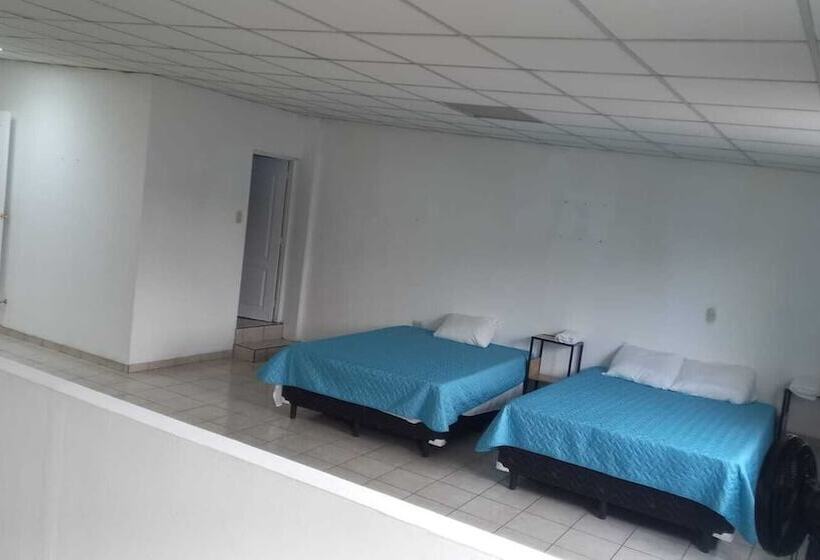 پانسیون Hostal Los Heroes