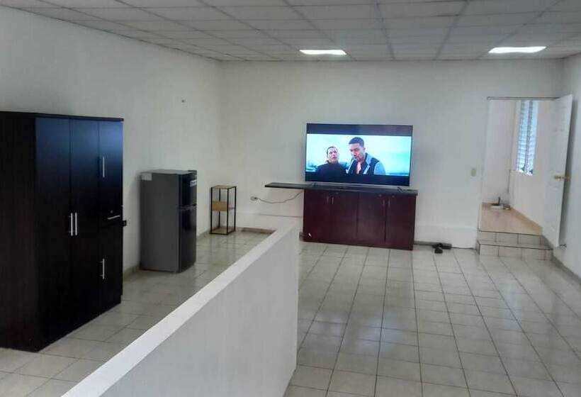 پانسیون Hostal Los Heroes