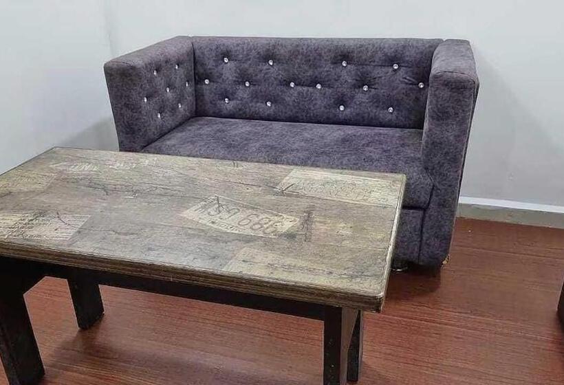 בית מלון כפרי Oyo 81103  Arya Room