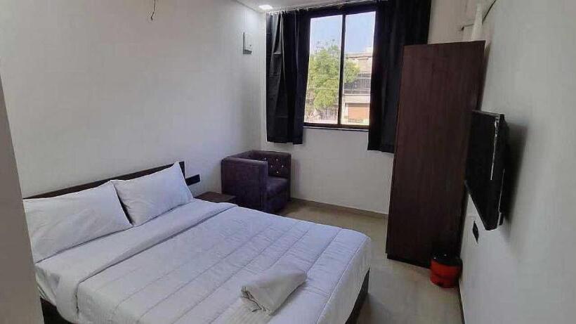 בית מלון כפרי Oyo 81103  Arya Room