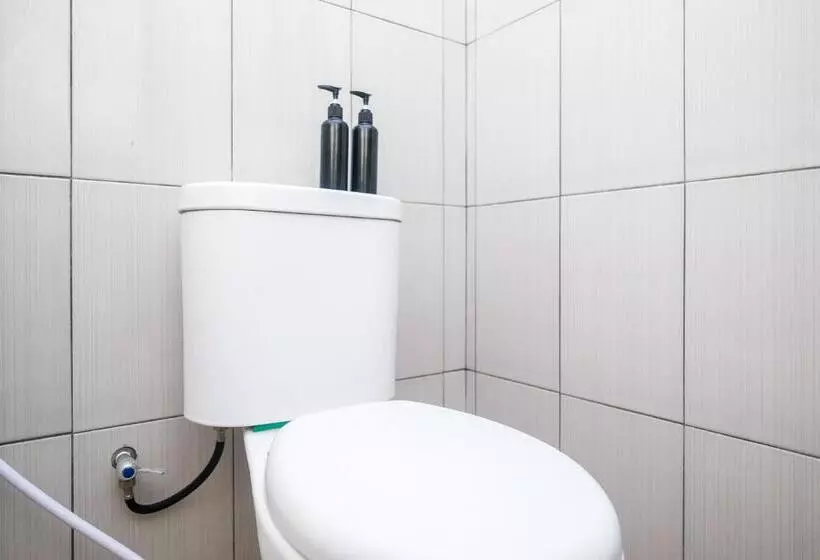 ホテル Urbanview Syariah Wisma Nabil Solo