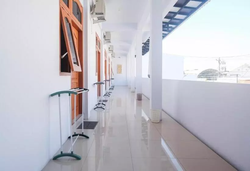 ホテル Urbanview Syariah Wisma Nabil Solo