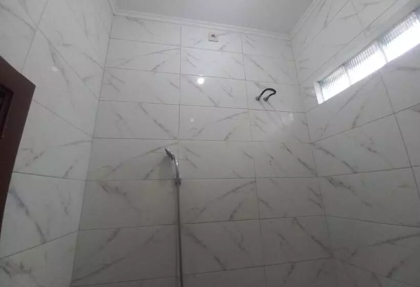 ホテル Spot On 92415 Bima House Syariah
