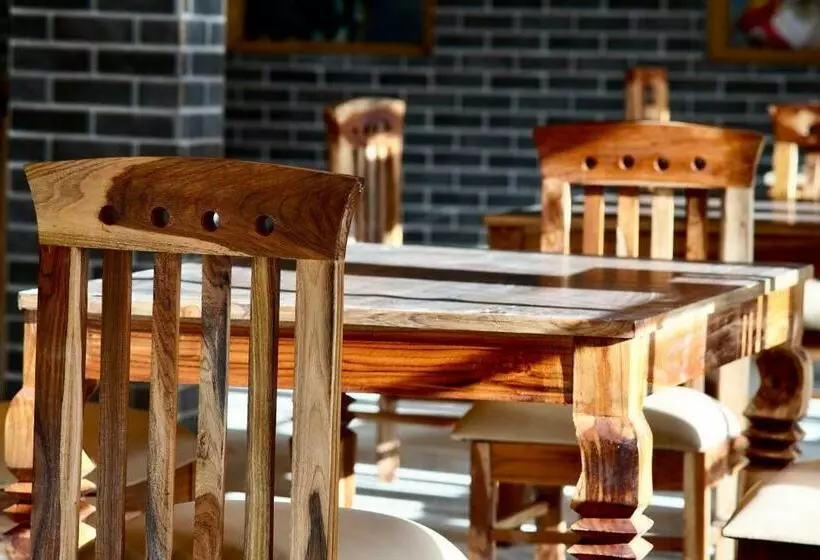 Retkeilymaja Odin Stays & Café Tirthan