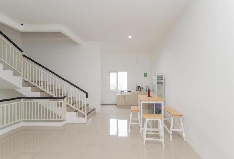 בית מלון כפרי Yayah Residence At Sawojajar Bogor Redpartner