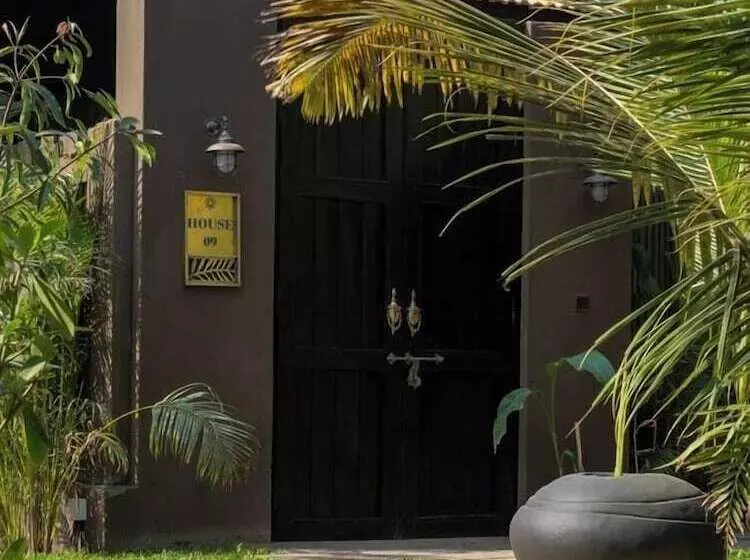 Hotel Red Thread Morjim