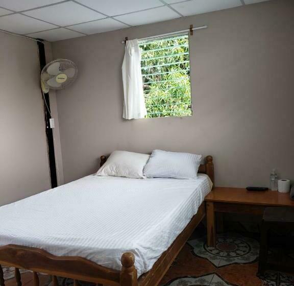 پانسیون Hostal El Porrón