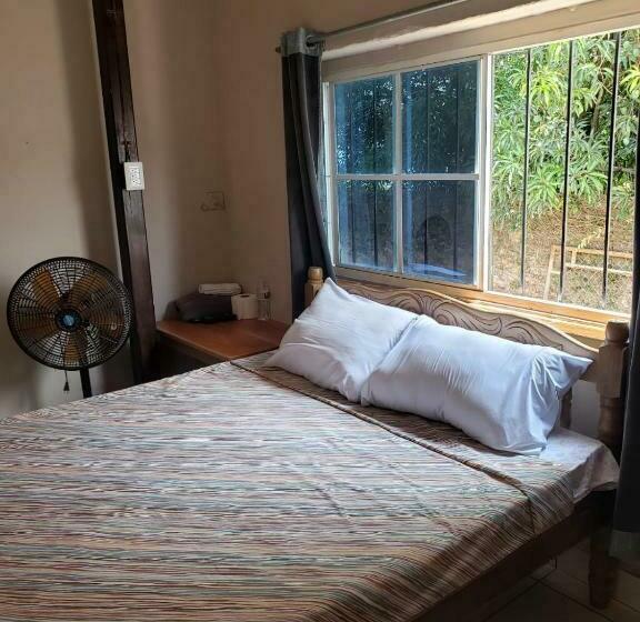 پانسیون Hostal El Porrón