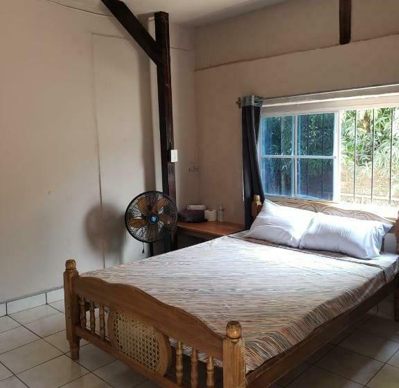 پانسیون Hostal El Porrón