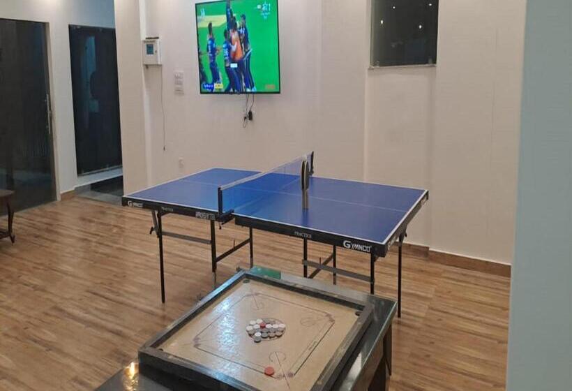 Hotel Dhanolti View By La Riqueza Welcome New Year With Fresh Snowfall