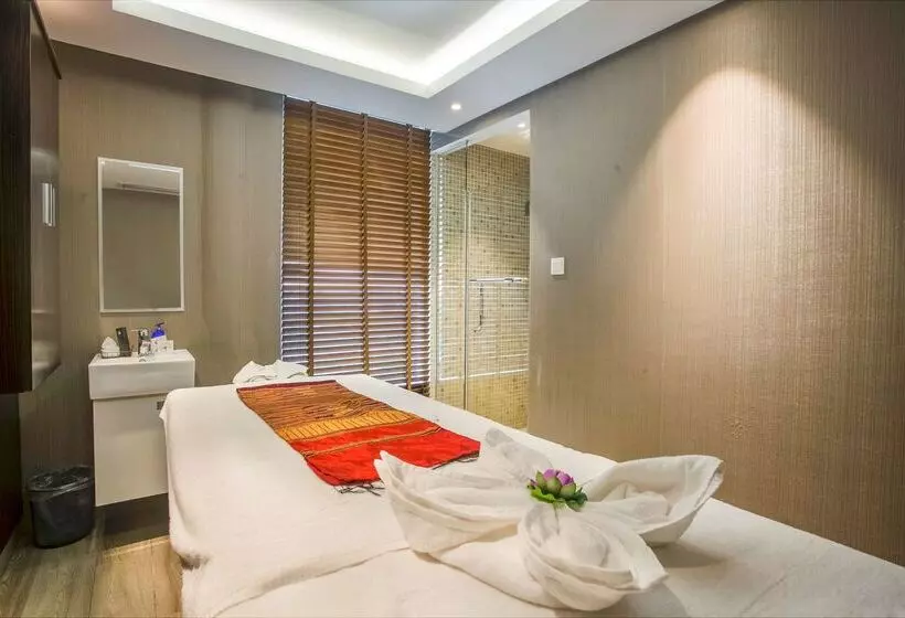 هتل Best Western Plus Maple Leaf