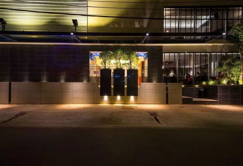 هتل Best Western Plus Maple Leaf