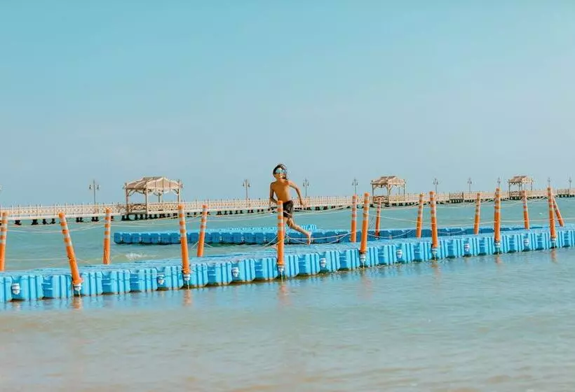 هتل Coral Sea Beach And Aqua Park