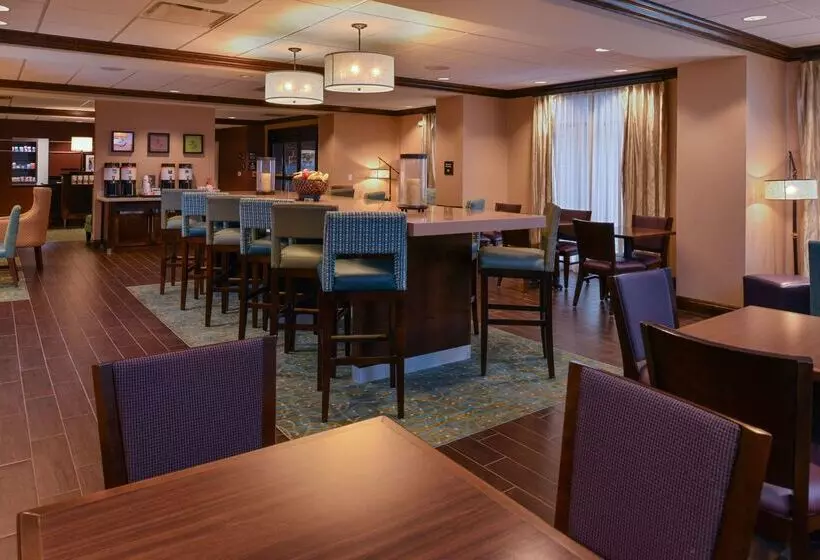 Отель Hampton Inn Omaha Midtownaksarben Area