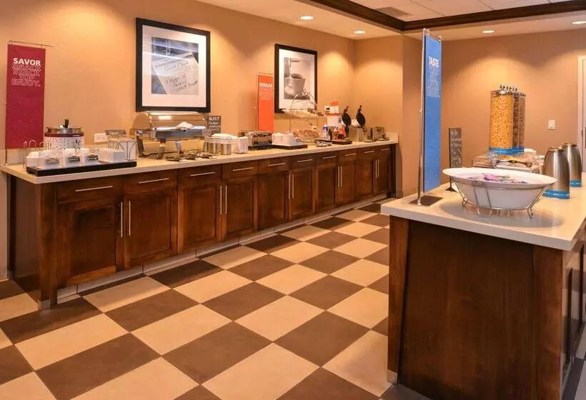 Отель Hampton Inn Omaha Midtownaksarben Area