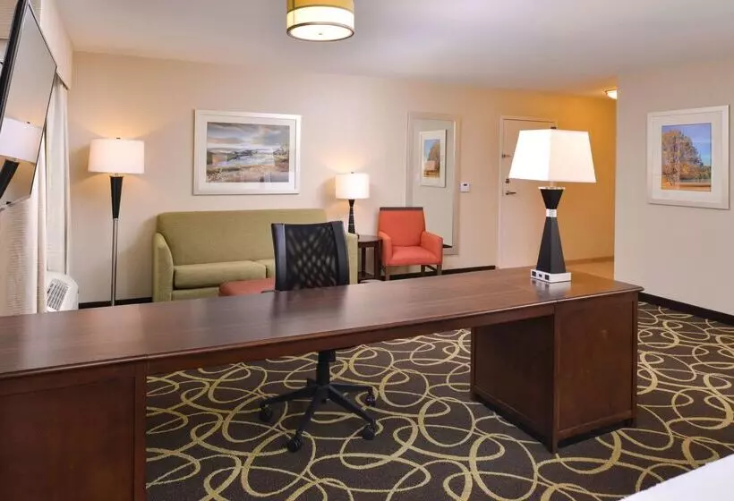 Отель Hampton Inn Omaha Midtownaksarben Area