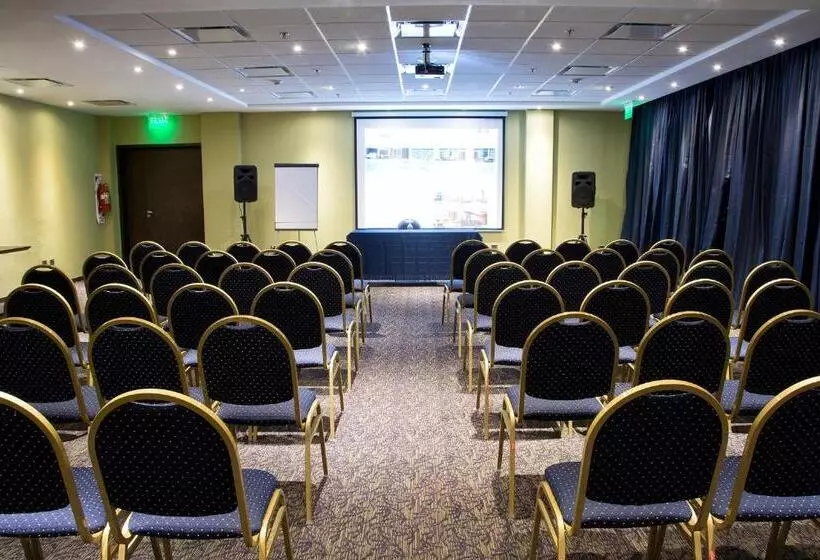 ホテル Howard Johnson Neuquen