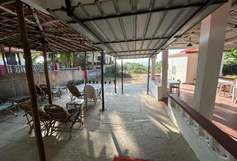 هتل Ocean View Goan Beach House