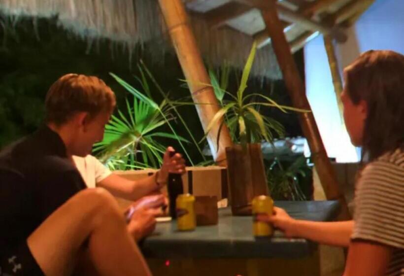 Retkeilymaja Kiwi Montañita Hostal