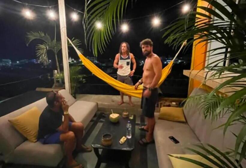 Retkeilymaja Kiwi Montañita Hostal