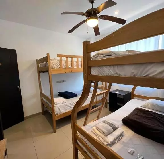 ユースホステル Kiwi Montañita Hostal