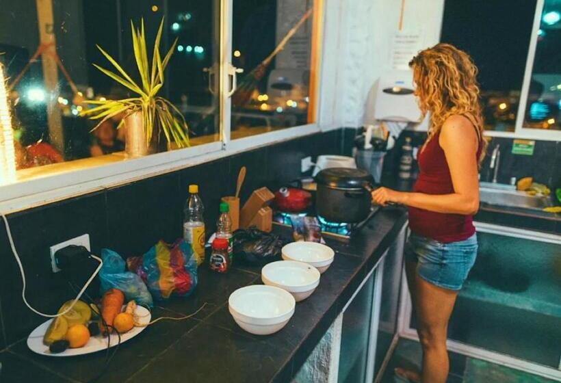 Retkeilymaja Kiwi Montañita Hostal