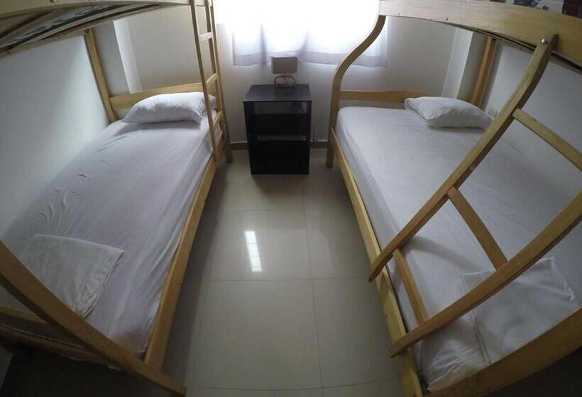 Retkeilymaja Kiwi Montañita Hostal