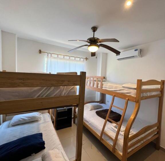 Retkeilymaja Kiwi Montañita Hostal