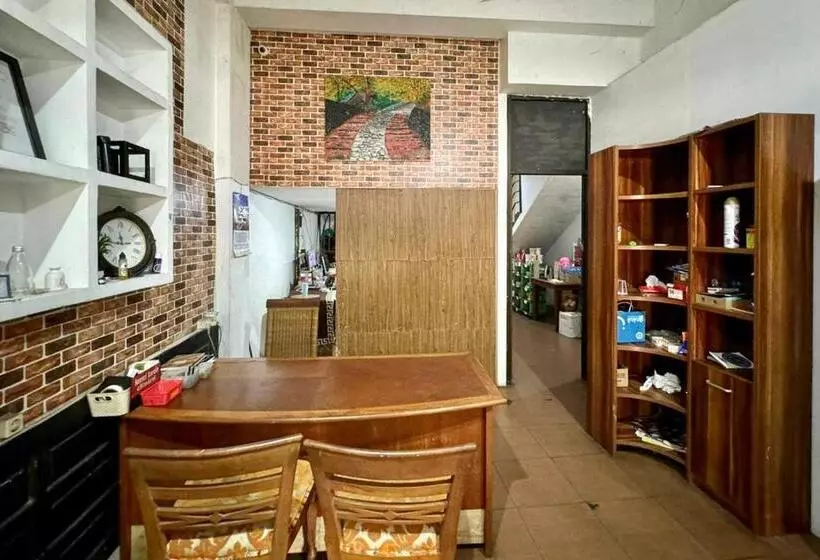 Hotelli Backpacker Homestay Jatisampurna Redpartner