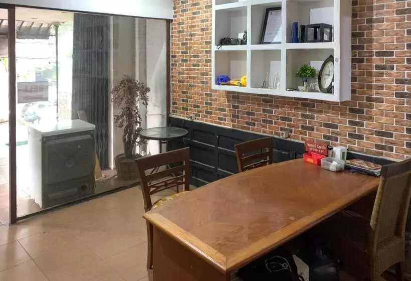 Hotelli Backpacker Homestay Jatisampurna Redpartner