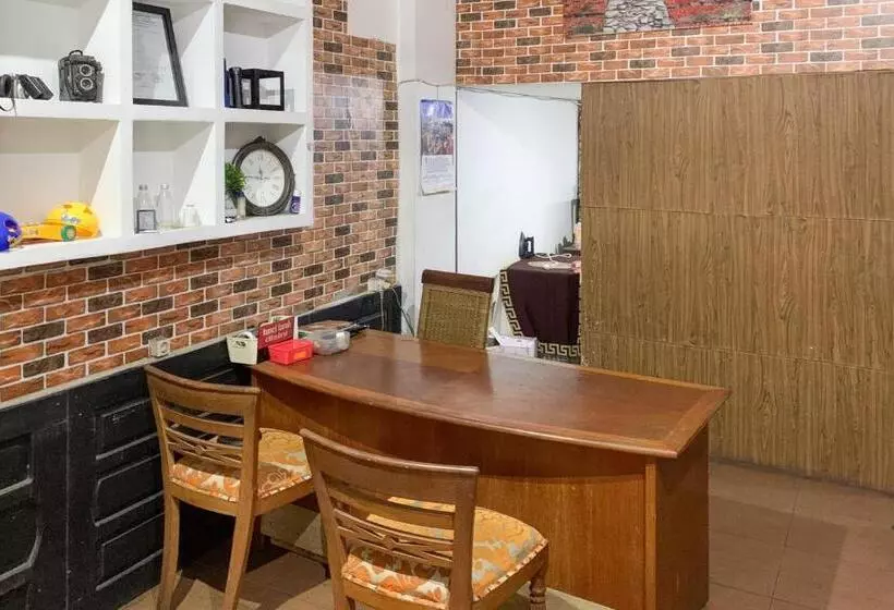 Hotelli Backpacker Homestay Jatisampurna Redpartner