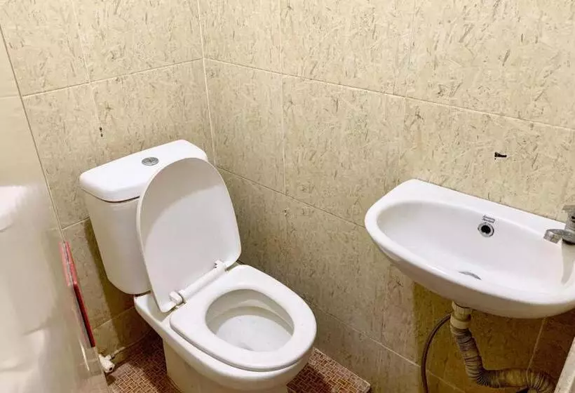 Hotelli Backpacker Homestay Jatisampurna Redpartner