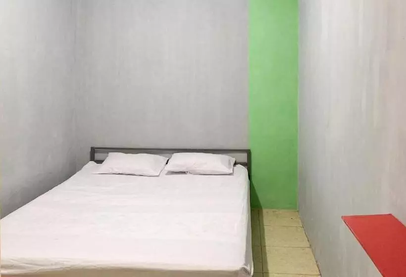 Hotelli Backpacker Homestay Jatisampurna Redpartner