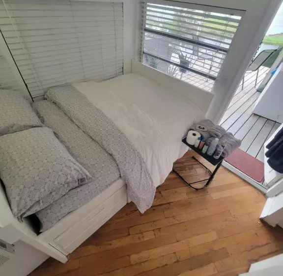 ペンション 3 Great Room For Rent, Individual Entrance, Share Bathroom, Beautiful Lake, In Manufactured Home 5 M