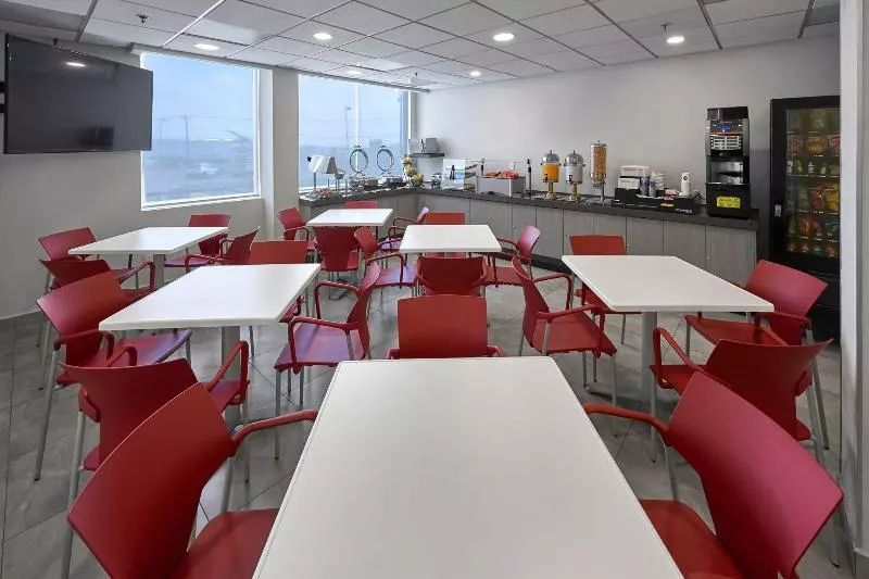 فندق City Express Junior By Marriott Toluca Aeropuerto