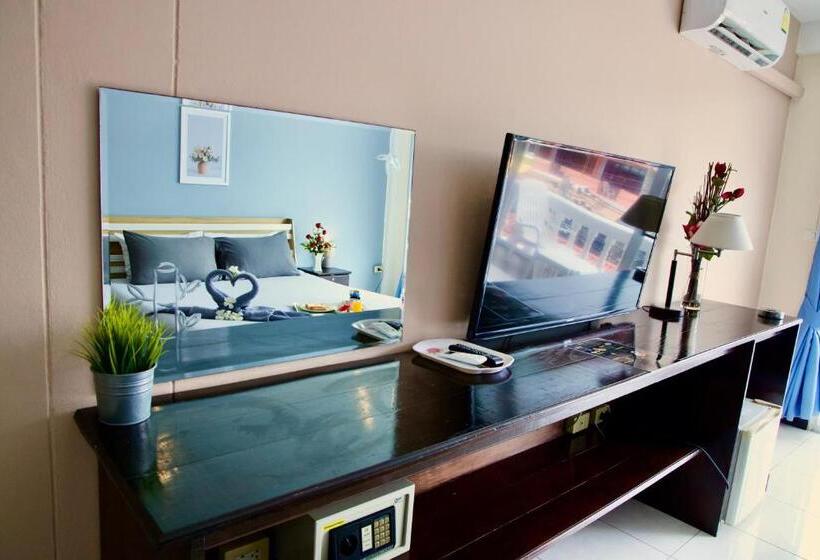 호텔 Golden Guesthouse By The Beach Cha Am