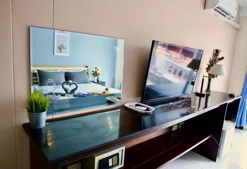 Отель Golden Guesthouse By The Beach Cha Am