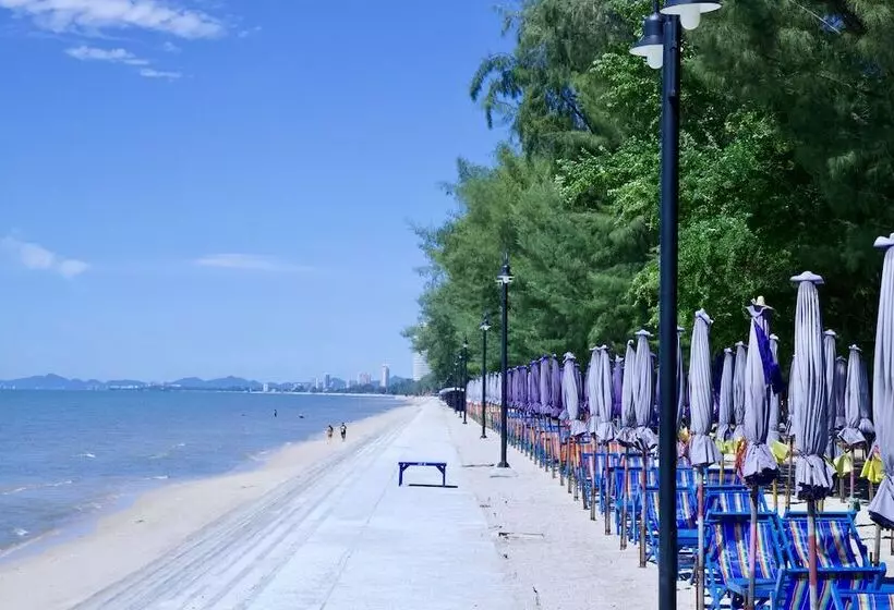 Отель Golden Guesthouse By The Beach Cha Am