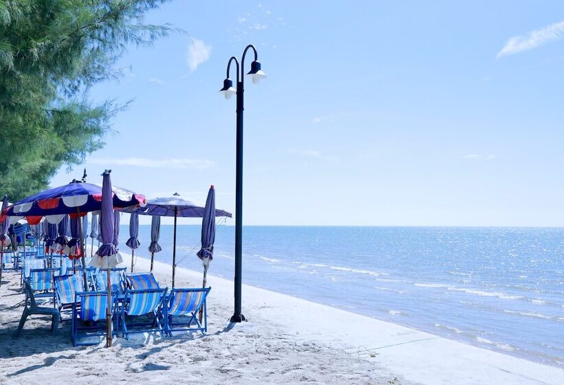 호텔 Golden Guesthouse By The Beach Cha Am