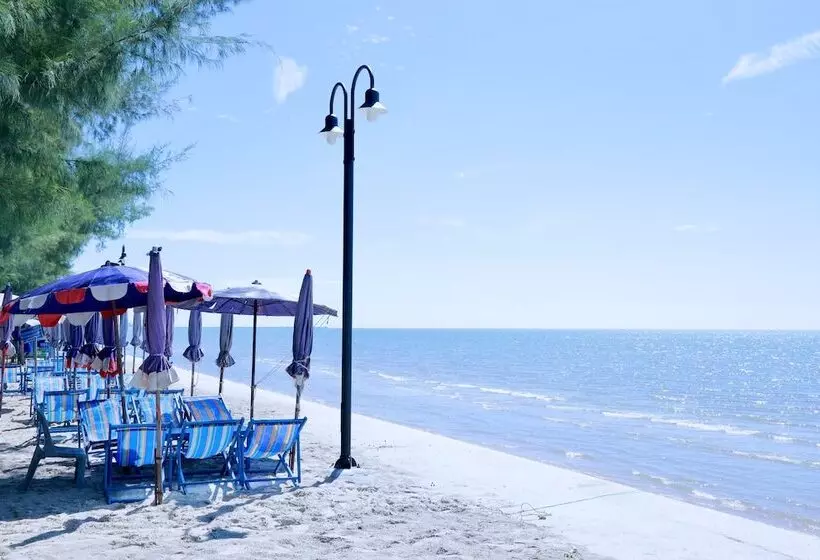 Отель Golden Guesthouse By The Beach Cha Am