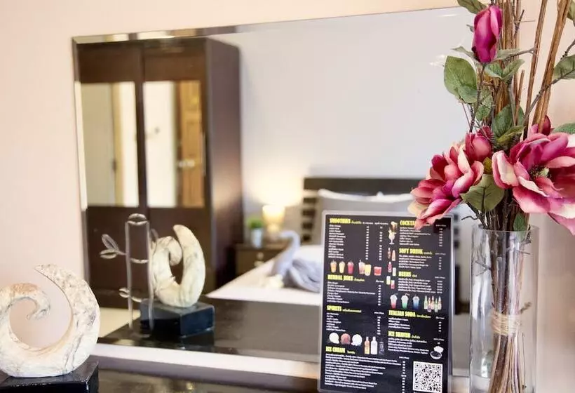 Отель Golden Guesthouse By The Beach Cha Am