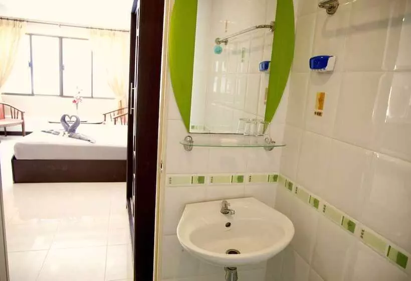 Отель Golden Guesthouse By The Beach Cha Am