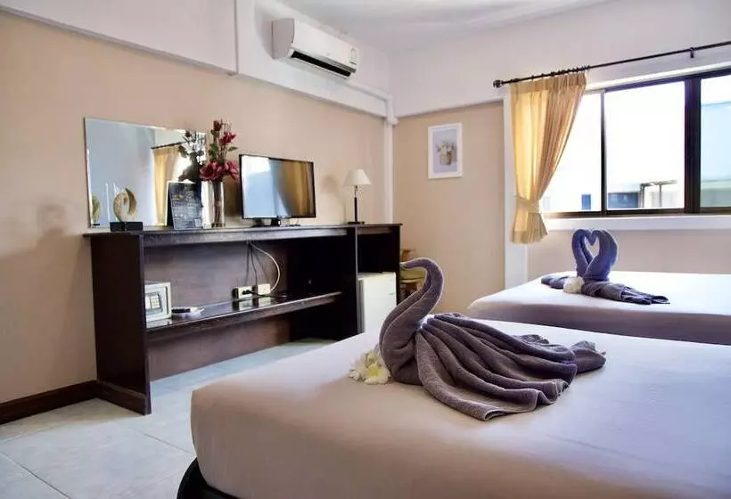 Отель Golden Guesthouse By The Beach Cha Am
